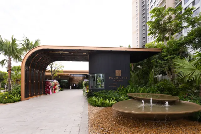 Cổng nhà điều hành Palm City giữa hàng cây